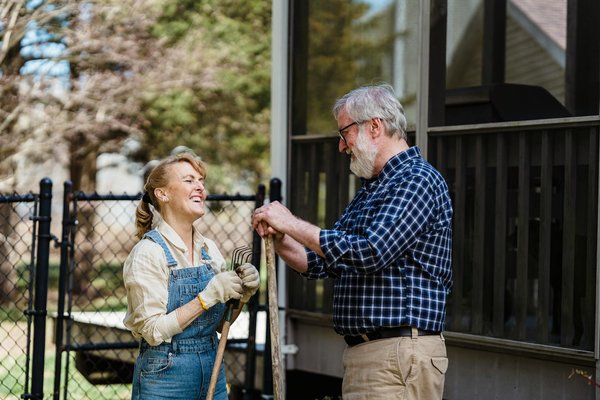 Comment aider un senior à améliorer sa santé dentaire